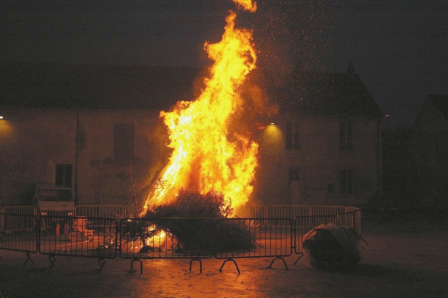 Sapins Galette et cidre: feu de joie sapins 061